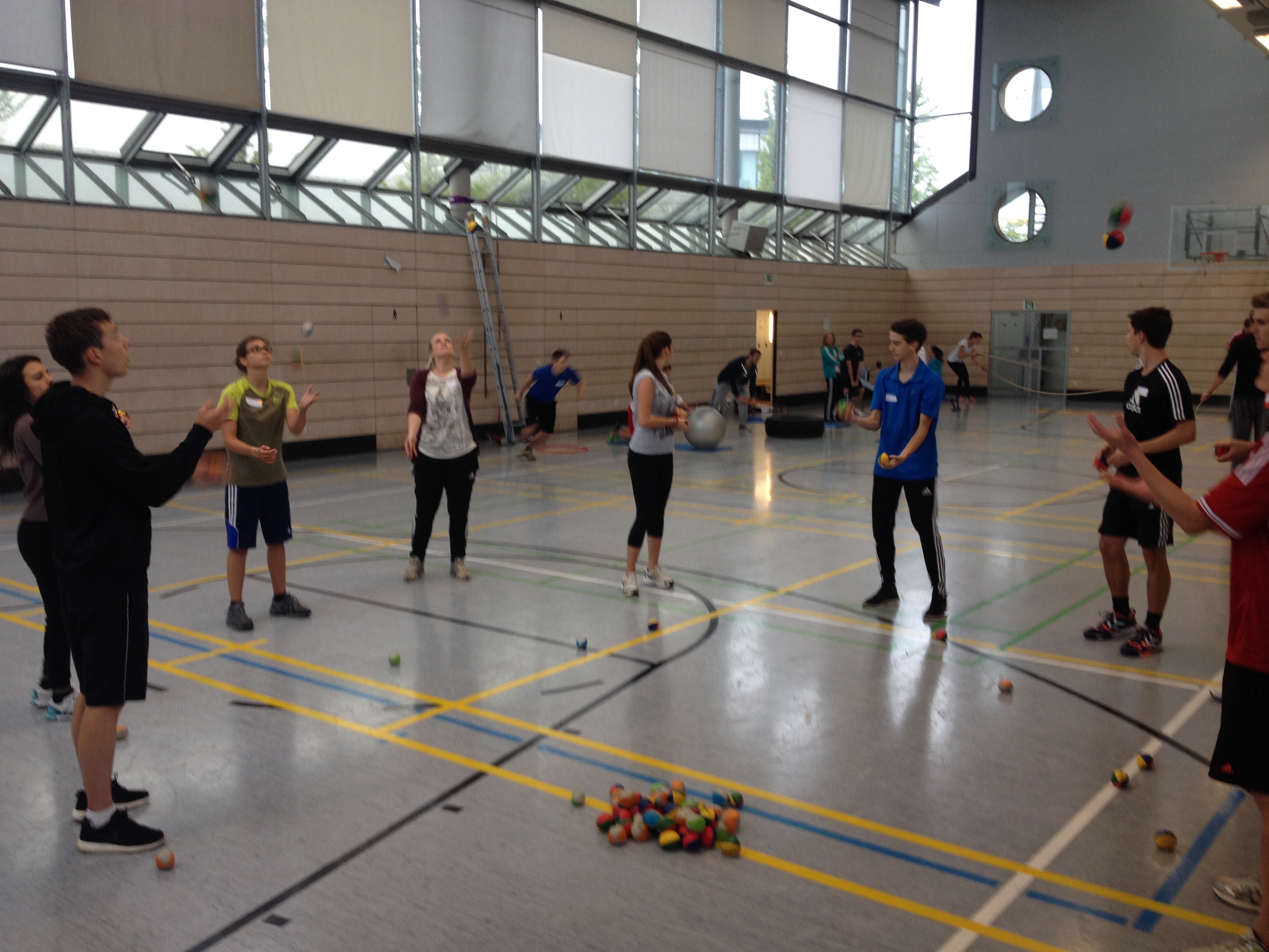 Azubi-Gesundheitstag am Flughafen München mit über 200 Teilnehmern -  Jonglieren lernen mit Tobias Thiel